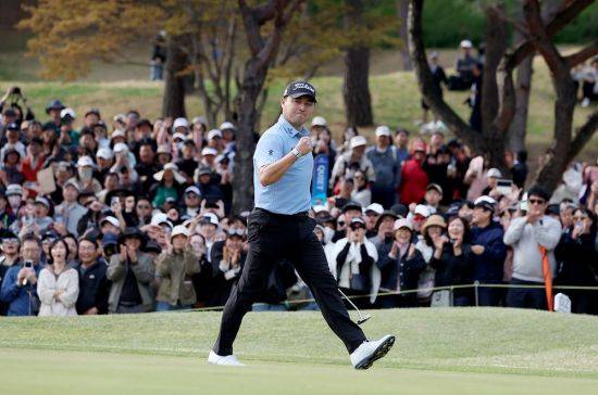 이태훈이 우리금융 챔피언십에서 연장 우승 직후 환호하고 있다. KPGA