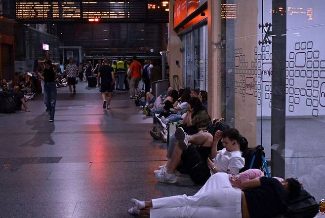 스페인 정부가 이날 국가 비상사태를 선포한 가운데, 슈퍼마켓과 주유소에는 연료와 비상식량 등을 사두려는 행렬도 이어졌다. 그러나 대부분 가게에서 카드 결제기가 작동하지 않아 현금이 없는 시민들은 이마저도 어려움을 겪어야 했다. AFP·연합뉴스