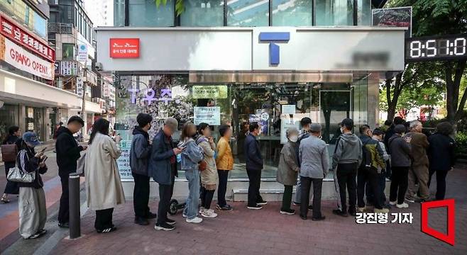 28일 서울 마포구 한 SK텔레콤 공식 인증 대리점을 찾은 고객들이 유심을 교체하기 위해 기다리고 있다. SK텔레콤은 오늘부터 가입자들에게 유심 무료 교체서비스를 제공할 예정이다. 강진형 기자