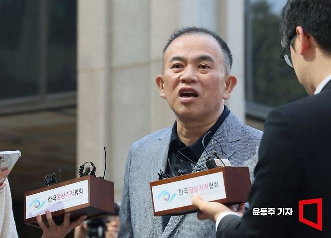 명태균 씨가 29일 서울 고등검찰청 앞에서 취재진 질문에 답하고 있다. 검찰은 명씨를 상대로 윤석열 전 대통령 부부의 공천 개입 의혹 등에 대해 조사할 예정이다. 2025.04.29 윤동주 기자