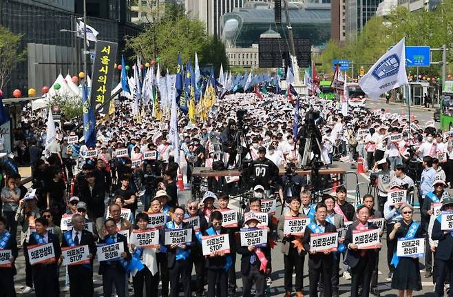 20일 서울 중구 숭례문 인근 세종대로에서 대한의사협회 주최로 열린 '의료정상화를 위한 전국의사궐기대회' 참가자들이 정부의 의대 증원 정책과 의료개혁특별위원회 운영 등을 규탄하고 있다. 연합뉴스