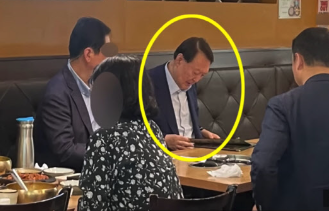 윤석열 전 대통령이 최근 경기도 성남시에 위치한 한 식당에서 포착됐다. 28일 오마이뉴스는 지난 23일 오후 1시 30분께 경호원으로 보이는 일행과 함께 성남시 판교의 한 보리밥집에서 식사하는 윤 전 대통령의 사진을 공개했다. 오마이뉴스