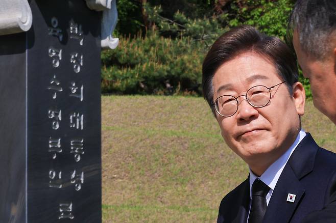이재명 더불어민주당 대선 후보가 28일 서울 동작구 국립서울현충원에서 박정희 전 대통령의 묘소를 참배하고 있다.  /뉴스1
