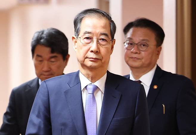 한덕수 대통령 권한대행 국무총리가 29일 오전 서울 종로구 정부서울청사에서 열린 국무회의에 입장하고 있다. /연합뉴스