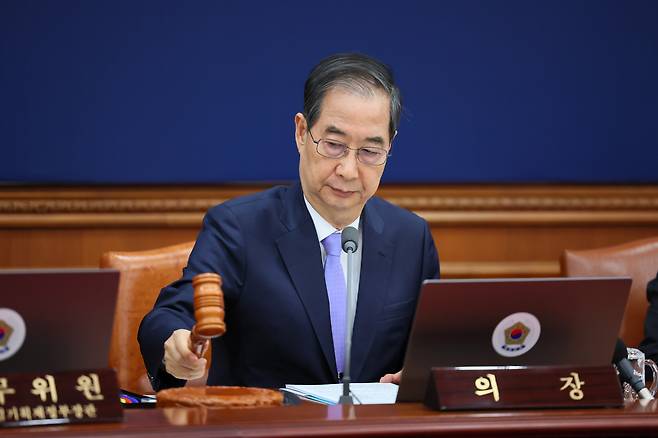 한덕수 대통령 권한대행 국무총리가 29일 오전 서울 종로구 정부서울청사에서 국무회의를 개의하며 의사봉을 두드리고 있다. /국무총리실