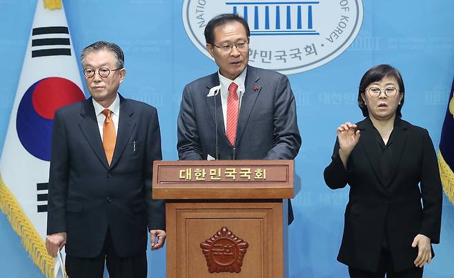 문병호(가운데) 전 의원이 지난해 2월 7일 오후 서울 여의도 국회 소통관에서 제22대 국회의원선거 인천 부평갑 출마선언 기자회견을 하고 있다. /뉴스1