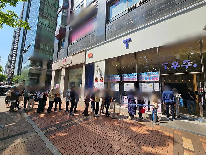 SK텔레콤이 유심 교체를 시작한 지 이틀째인 29일, 서울 서초구의 한 SK텔레콤 대리점 앞에 유심을 교체하려는 가입자들이 줄을 서고 있다. /뉴스1