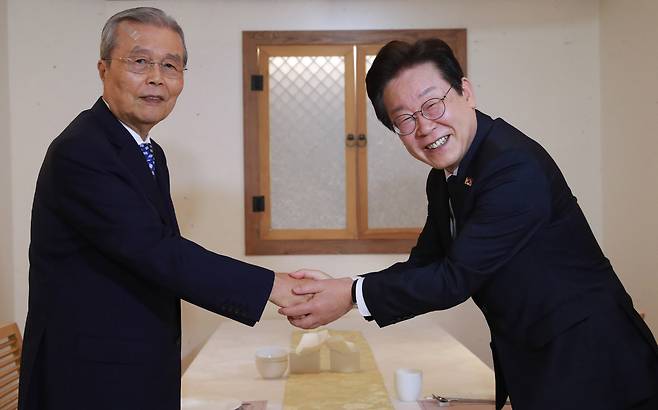 이재명 더불어민주당 대선 후보(오른쪽)와 김종인 전 국민의힘 비상대책위원장이 작년 9월 12일 서울 종로구 광화문의 한 식당에서 회동, 악수하고 있다./국회사진기자단