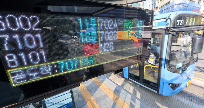 서울 시내 한 버스정류장 정보안내 단말기에 도착 예정 버스의 혼잡도가 표시되고 있다. /뉴스1