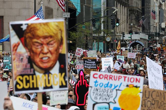 지난 19일(현지 시각) 미국 뉴욕시에서 '이민자를 보호하고, 지구를 보호하자'는 주제의 집회가 열리고 있다. / 로이터=연합뉴스