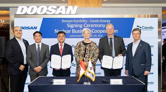 29일 서울 중구 롯데호텔에서 진행된 원자력 사업 협력을 위한 우선공급자 협약 체결식에서 타마라 모휘니(오른쪽 세 번째) 주한캐나다대사, 개리 로즈(오른쪽 두 번째) 캔두에너지 사장, 김종두(오른쪽 네 번째) 두산에너빌리티 원자력BG장이 관계자들과 기념사진을 촬영하고 있다. /두산에너빌리티 제공