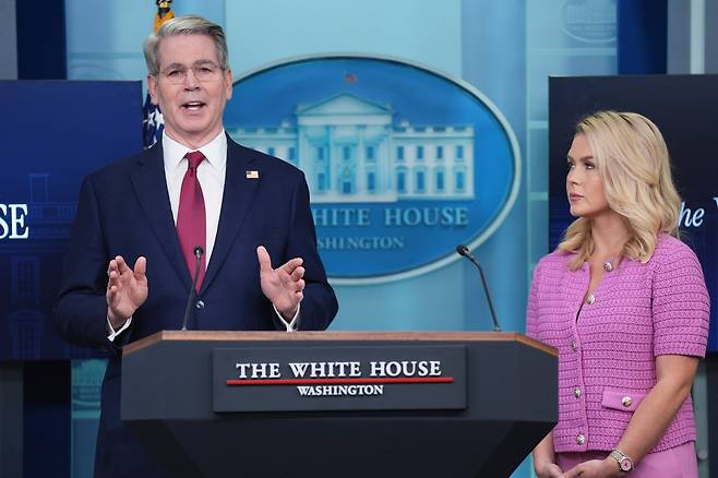 스콧 베선트 미국 재무부 장관이 현지시각 29일 오전 백악관에서 브리핑하는 모습./AP=연합뉴스