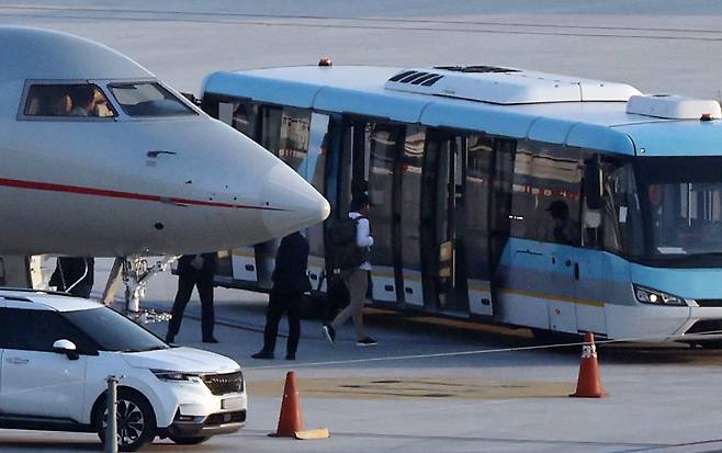 도널드 트럼프 미국 대통령의 장남 트럼프 주니어가 29일 서울 강서구 김포공항에 전용기로 도착, 버스에 오르고 있다. 정용진 신세계그룹 회장의 초청으로 한국을 찾는 트럼프 주니어는 국내 주요 대기업 총수와 개별 면담을 가질 예정이다. /뉴스1