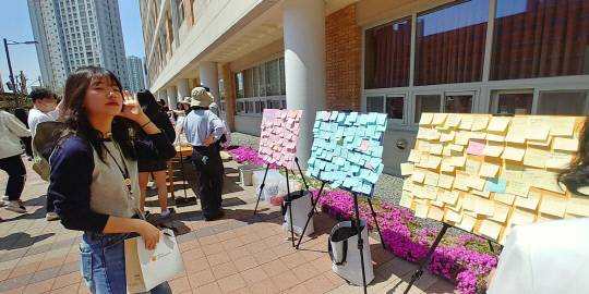 세종교육청은 새학기 마음건강교육주간을 맞아 '등굣길 마음건강 홍보 활동'에 나섰다. 세종교육청 제공