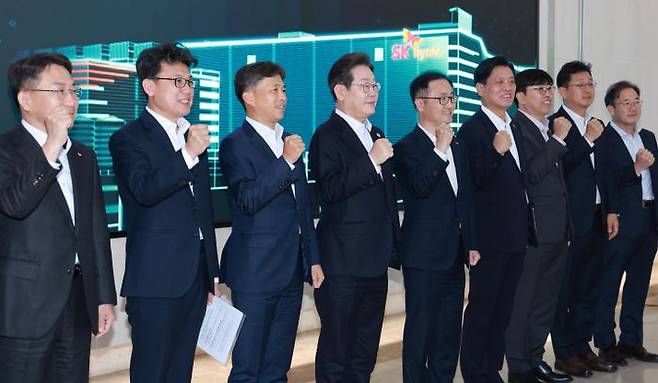 이재명 더불어민주당 21대 대선 후보(왼쪽 네번째)가 28일 경기 이천시 SK하이닉스를 방문해 곽노정 CEO(왼쪽 세 번째) 등 관계자와 기념촬영을 하고 있다. ⓒ뉴시스