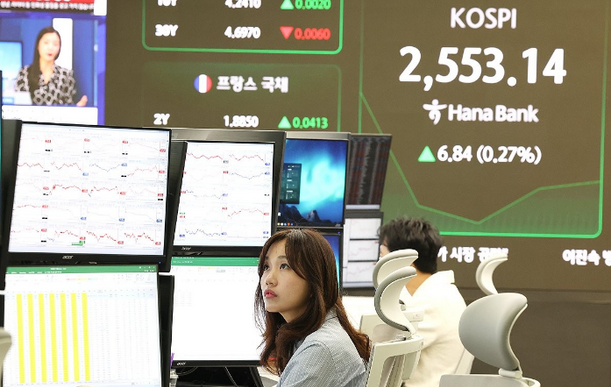 29일 서울 중구 하나은행 딜링룸 현황판에 코스피·코스닥 지수 등이 표시돼 있다. ⓒ연합뉴스