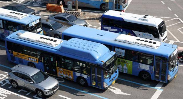 지난 28일 서울 도심에서 시내버스가 운행하고 있다.ⓒ뉴시스