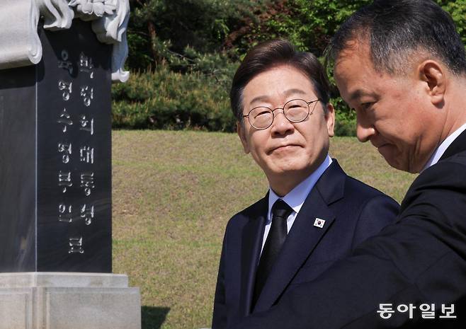 더불어민주당 이재명 대선 후보(왼쪽)가 당 후보로 선출된 뒤 첫 행보로 28일 오전 서울 동작구 국립서울현충원을 찾아 박정희 전 대통령 묘소를 참배하고 있다. 박형기 기자 oneshot@donga.com