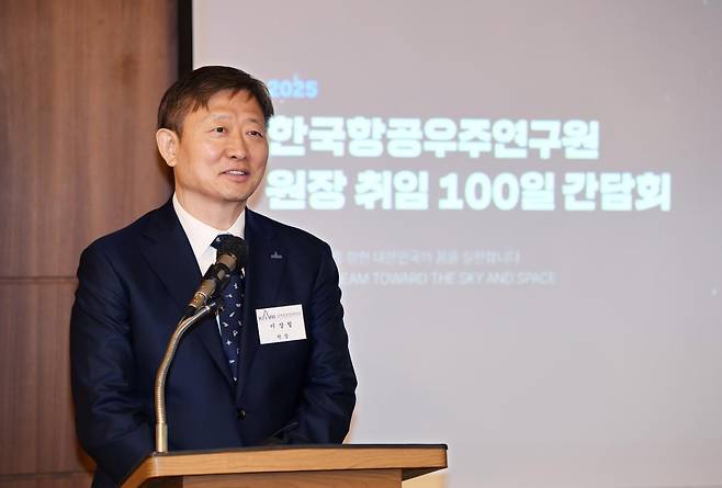 이상철 한국항공우주연구원 원장이 29일 열린 취임 100일 기념 기자 간담회에서 항우연의 주요 사업에 대해 설명하고 있다. 한국항공우주연구원 제공