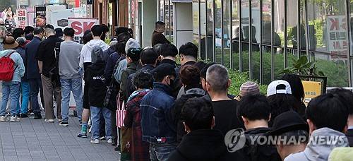 가입자 유심(USIM) 정보를 탈취당한 SK텔레콤이 유심 무료교체 서비스를 시작한 28일 서울 시내 한 SKT 대리점에서 시민들이 유심 교체를 위해 줄을 서 차례를 기다리고 있다.    [연합뉴스]