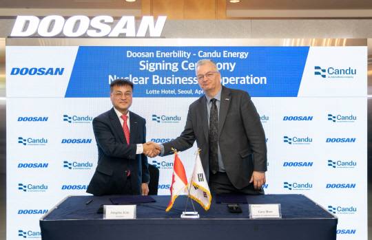 29일 서울 중구 롯데호텔에서 진행된 원자력 사업 협력을 위한 우선공급자 협약 체결식에서 캔두에너지 개리 로즈 사장(오른쪽)과 김종두 두산에너빌리티 원자력BG장이 기념사진을 촬영하고 있다. 두산에너빌리티 제공