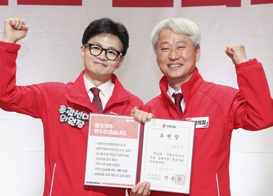 지난 2024년 3월19일 여의도 국회 의원회관 대회의실에서 국민의힘 제22대 총선 중앙선거대책위원회 발대식 및 공천자대회가 진행되는 가운데 한동훈 당시 비상대책위원장 겸 총괄선대위원장이 김근식(오른쪽) 서울 송파병 후보(현 당협위원장)에게 공직후보자 추천장을 수여한 뒤 기념사진을 찍고 있다.<김근식 경남대 교수 페이스북 사진 갈무리>