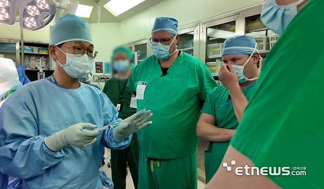 유재두 이대목동병원 교수가 미국 의료진에게 카티스템 술기법을 설명하고 있다.