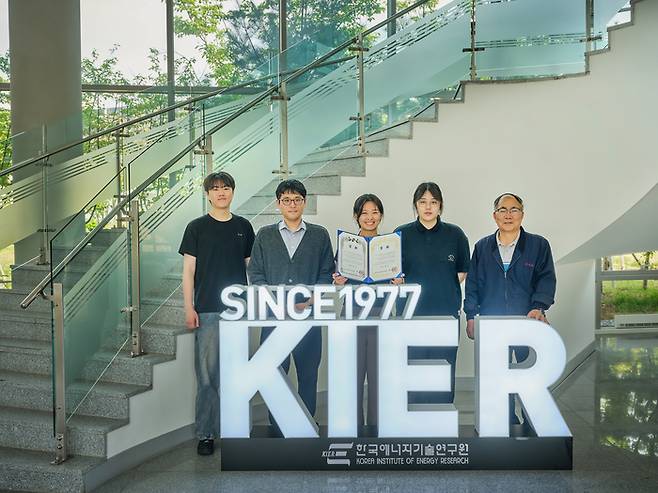 관련 성과를 낸 연구진. 왼쪽부터 김재희 학생연구원, 강성민 박사, 황은비 학생연구원, 윤수빈 학생연구원, 백동현 박사.