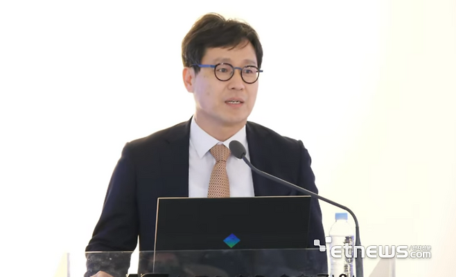 이경우 국가AI위원회 지원단장이 29일 한국과학기술한림원이 개최한 'AI 강국을 향한 우리의 전략'을 주제로 한 토론회에서 발표하고 있다.