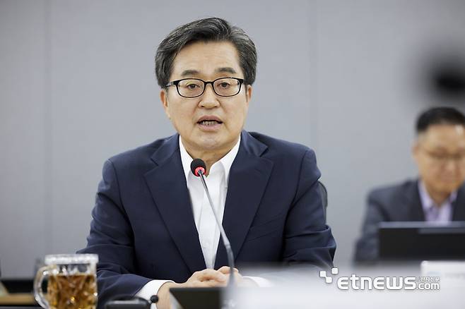 김동연 경기지사가 29일 긴급 간부회의를 열고, 4차산업혁명 대응과 기업 지원, 수출·관세, 기후위기 등 미래 전략과 민생 현안을 챙겼다.