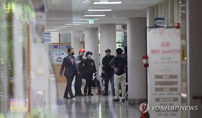 28일 학생 흉기 난동이 발생한 청주의 한 고등학교에서 경찰 등이 사고 상황을 파악하고 있다.
