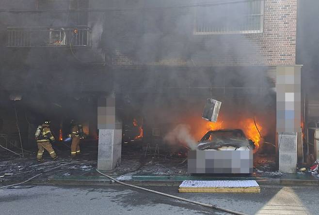 29일 낮 12시40분께 전북 전주시 완산구 한 다세대주택에 불이 나 소방대가 진화하고 있다. 전북소방 제공