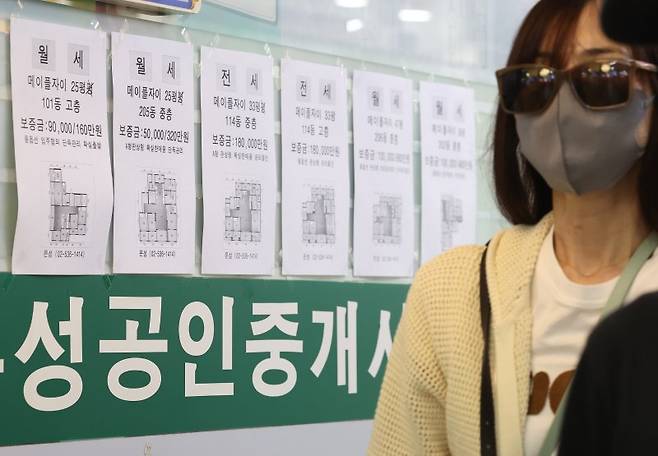 지난 28일 서울 시내 한 부동산에 월세 안내문이 붙어 있다. 사진=연합뉴스