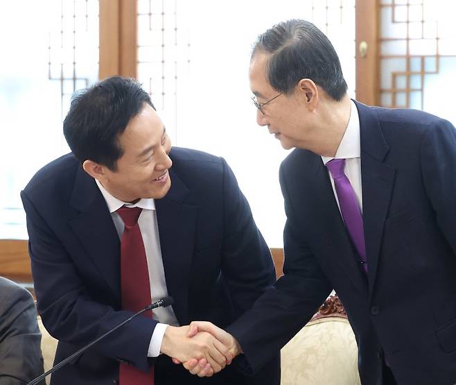 한덕수 대통령 권한대행 국무총리가 지난 3월 25일 정부서울청사에서 열린 치안관계 장관회의를 주재하기 위해 입장하며 오세훈 서울시장과 인사나누고 있다. /사진=뉴시스화상