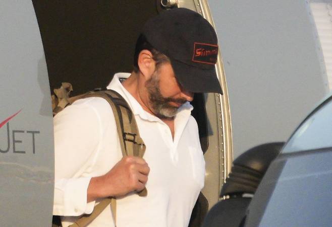 도널드 트럼프 미국 대통령의 장남 트럼프 주니어가 29일 서울 강서구 김포공항에 도착, 전용기에서 내리고 있다. 공항사진기자단