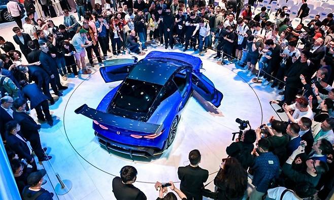 23일 상하이 푸동 NECC '오토상하이 2025'에서 관람객 및 취재 기자들이 덴자 Z 모델을 둘러싸고 있다. 사진=덴자