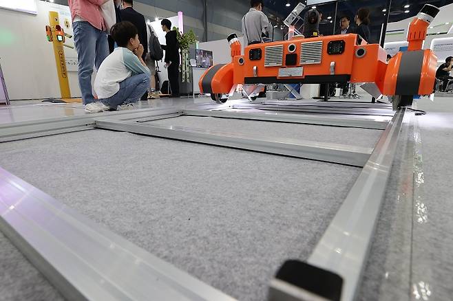 서울 강남구 코엑스에서 열린 '2024 국토교통기술대전'의 한 부스에서 선로 안전 로봇을 전시하고 있다. 2024.5.15(저작권자(c) 연합뉴스, 무단 전재-재배포 금지)