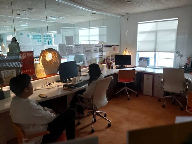 미국 로스앤젤레스(LA) 시내에 자리한 ‘더 프리저브’는 2층 실내 사무실에서 이용자들이 업무를 보고 있다. 김광수 선임기자
