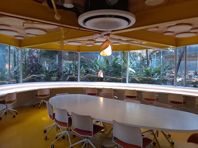 미국 로스앤젤레스(LA) 시내에 자리한 ‘더 프리저브’ 야외 방갈로에선 회의가 가능하다. 김광수 선임기자