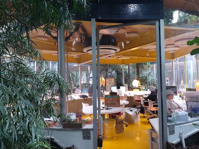 미국 로스앤젤레스(LA) 시내에 자리한 ‘더 프리저브’ 야외 방갈로에서 이용자들이 일을 하고 있다. 김광수 선임기자