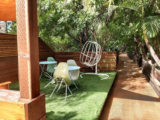 미국 로스앤젤레스(LA) 시내에 자리한 ‘더 프리저브’엔 방갈로 사이를 걷는 산책길이 있다. 김광수 선임기자