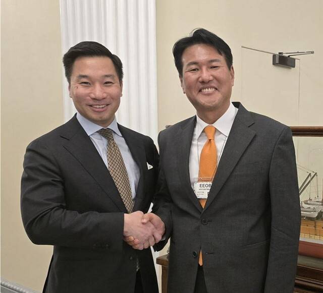 김태효 대통령실 국가안보실 1차장이 25일(현지시각) 백악관에서 알렉스 웡 미국 국가안보부보좌관과 악수하고 있다. 국가안보실 제공