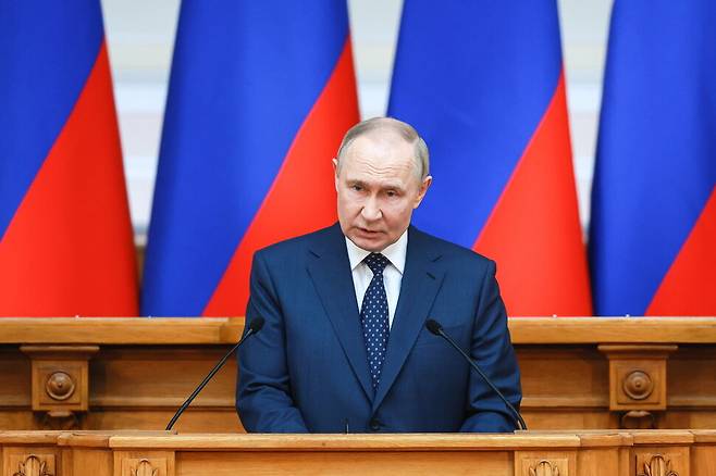 블라디미르 푸틴 러시아 대통령이 28일(현지시각) 상트페테르부르크 타우리데궁에서 발언하고 있다. 타스 연합뉴스