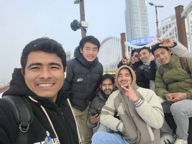 전남 영암의 한 돼지농장에서 괴롭힘 피해를 당한 뒤 목숨을 끊은 툴시 푼 마가르(왼쪽에서 두번째)가 2024년 12월 친구들과 목포로 놀러간 모습이다. 피해 노동자 제공