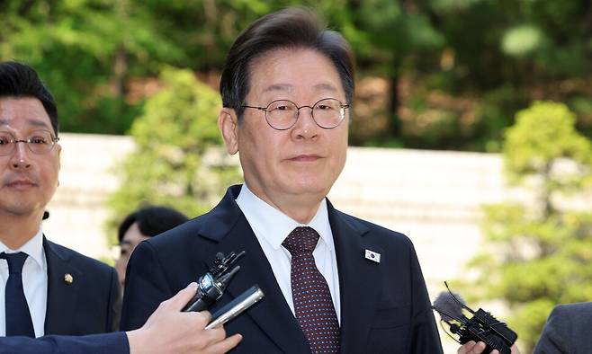 이재명 더불어민주당 대통령 후보가 29일 오전 서울 서초구 서울중앙지법에서 열린 ‘대장동 배임·성남에프씨(FC) 뇌물 등 혐의’ 1심 속행 공판에 출석하고 있다. 김영원 기자 forever@hani.co.kr