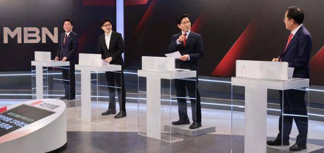26일 서울 중구 매경미디어센터에서 열린 국민의힘 대통령 선거 제2차 경선 후보자 토론회에서 경선 후보들이 토론에 앞서 대화를 하고 있다. 왼쪽부터 안철수, 한동훈, 김문수, 홍준표 경선 후보. 국회 사진기자단