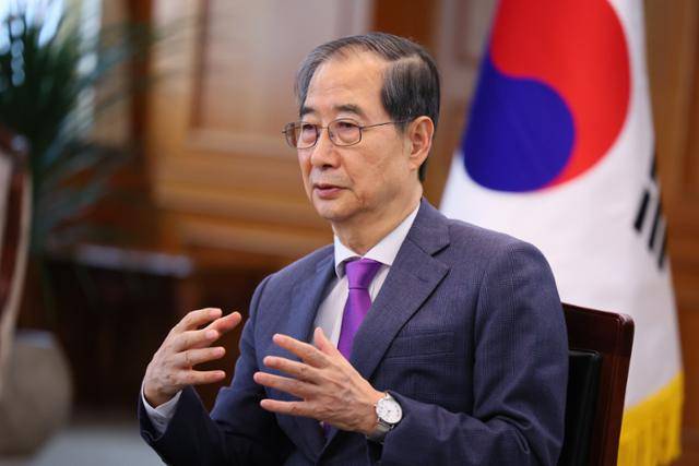 한덕수 대통령 권한대행 국무총리가 22일 서울 종로구 정부서울청사에서 영국 언론사 더 이코노미스트와 인터뷰를 하고 있다. 총리실 제공