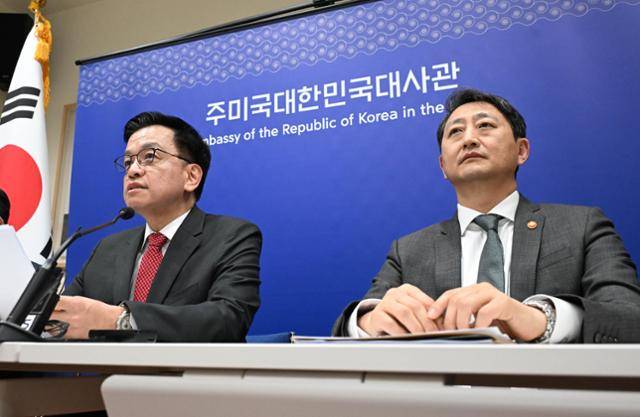 최상목(왼쪽) 부총리 겸 기획재정부 장관과 안덕근 산업통상자원부 장관이 24일 미국 워싱턴D.C. 주미대사관에서 한미 경제·통상 수장 간 '2+2 통상 협의' 관련 합동브리핑을 하고 있다. 기획재정부 제공