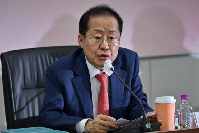 국민의힘 대선 경선 주자 홍준표 전 대구시장이 28일 서울 여의도 중소기업중앙회에서 중소기업인들과 정책간담회를 하며 발언하고 있다. 하상윤 기자