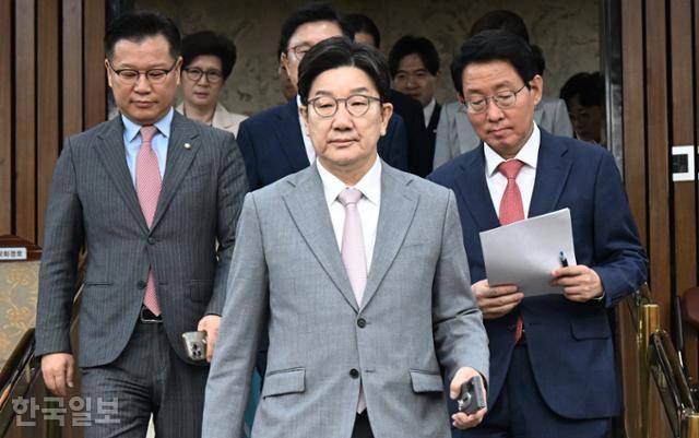권성동(가운데) 국민의힘 원내대표가 29일 국회에서 열린 원내대책회의에 참석하고 있다. 고영권 기자